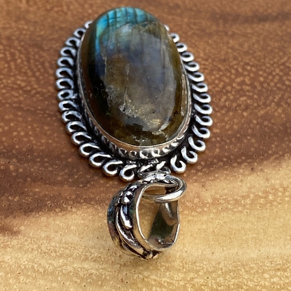 Labradorite Pendant - Picture 6 of 13